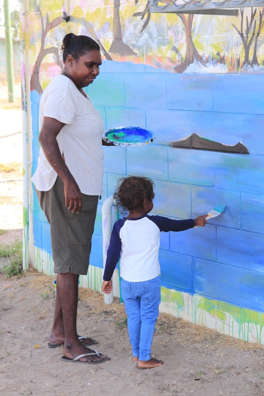 Pormpuraaw image with female artist and child